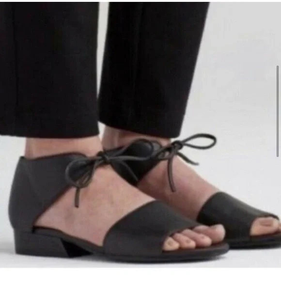 Eileen Fisher Black Ely Tie-Front Heeled Single Band Leather Sandal Size: 7.5 - Picture 1 of 3